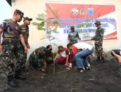 Sambut HUT Korem 162/WB, Personel Gabungan TNI-Polri, Lurah dan Masyarakat Laksanakan Pembersihan dan Penanaman Pohon
