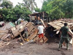 Pasca Banjir Bandang, Babinsa Rempek Bantu Warga Binaan Bersihkan Puing-Puing Rumah
