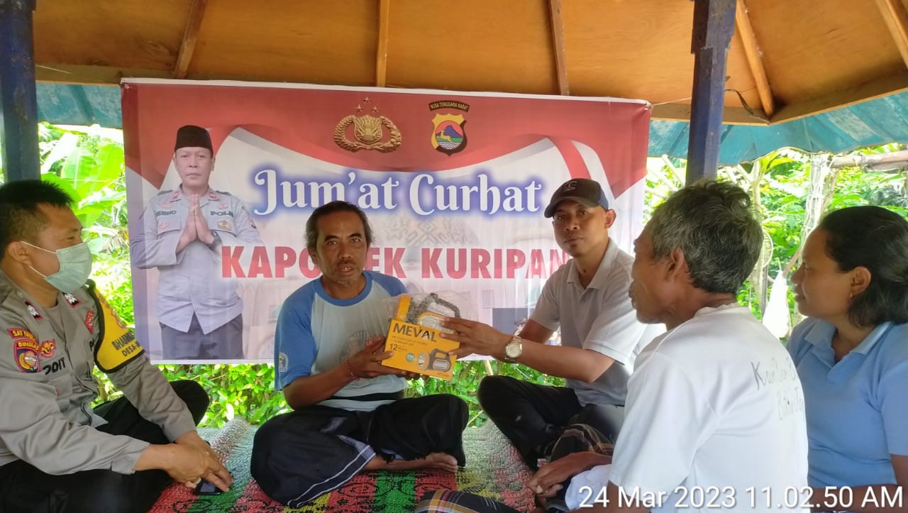 Jumat Curhat Polsek Kuripan di Desa Jagaraga, Serahkan Sarana Kontak Kepada Warga