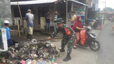 Cegah Banjir dan Timbulnya Berbagi Penyakit, Babinsa Pejarakan Karya  Bersihkan Selokan Air Bersama Warga dan Bhabinkamtibmas