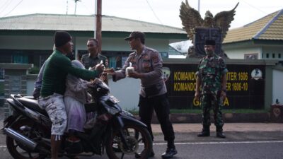 Dandim 1606-Mataram Ajak Anggota Polsek Gangga Bagi-Bagi Takjil