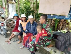 Laksanakan Komsos, Babinsa Jembatan Kembar Ajak Para Petani Agar Produktif