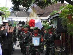 Pasipersdim Pimpin Upacara Pemakaman Personel Purnawirawan Kodim 1606 Mataram Secara Militer