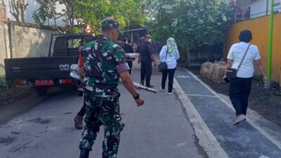 Dampingi Petugas Dikes Kota Mataram Laksanakan Fogging, Babinsa Mayure Imbau Warga Pisahkan Sampah Organik dan Non Organik