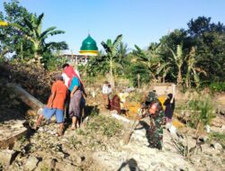 Berikan Kenyamanan Pada Peziarah, Babinsa Senggigi Bersama Warga Bersihkan Area Pemakaman