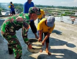 Bantu Pengecoran Masjid, Babinsa Sigerongan Buktikan Kolaborasi dan Sinergi TNI AD Dengan Masyarakat