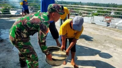Bantu Pengecoran Masjid, Babinsa Sigerongan Buktikan Kolaborasi dan Sinergi TNI AD Dengan Masyarakat