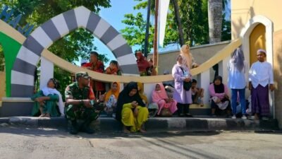 Babinsa Koramil 1606-09/Ampenan Himbau Pengantar CJH di Embarkasi Lombok