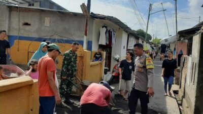 Babinsa Cakranegara Utara Membaur Bersama Masyarakat dalam Proses Pembangunan Masjid
