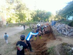 Babinsa Selelos Kerahkan Warga Bergotong Royong Ratakan Tanah Pembangunan Masjid Badussalam