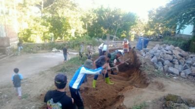 Babinsa Selelos Kerahkan Warga Bergotong Royong Ratakan Tanah Pembangunan Masjid Badussalam