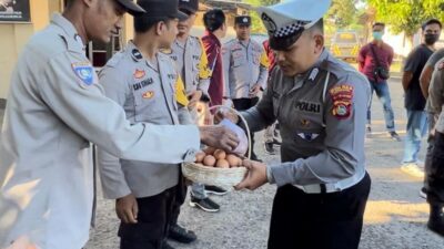 Kapolres Lombok Barat AKBP Bagus Nyoman Gede Junaedi Apresiasi Program Jumat Berkah 1 Personil 1 Butir Telur Polsek Kediri