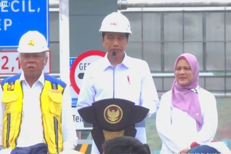 Presiden Joko Widodo didampingi Ibu Negara Iriana Joko Widodo dan Menteri PUPR meresmikan Tol Bengkulu-Taba.