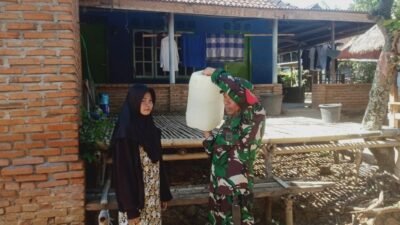 PDAM Giri Menang Salurkan Air Bersih di Dusun Pelepok, Babinsa Labuan Tereng Bantu Antar Dengan Jerigen
