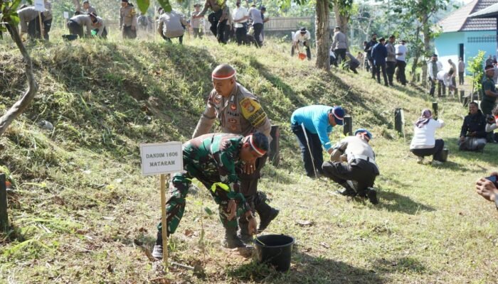 Sinergi TNI-Polri: Acara Penanaman Pohon Serentak di Gunung Jae, Narmada, NTB Dihadiri oleh Kepala Staf Kodim 1606 Mataram