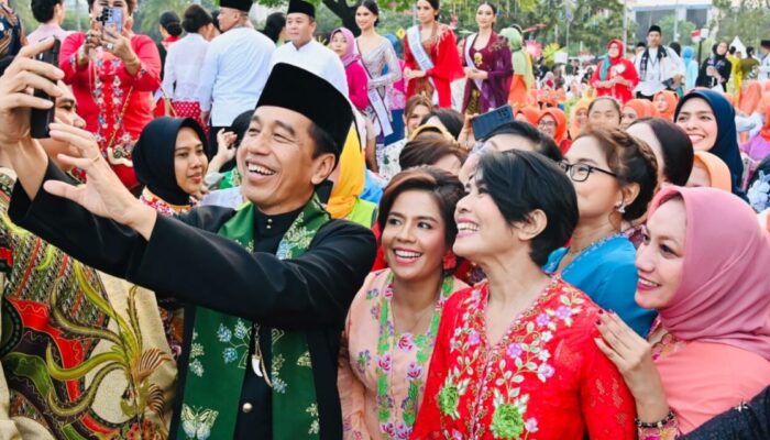 Netizen Puji Presiden Jokowi sebagai Presiden Terbaik Usai Ikut Serta dalam Istana Berkebaya