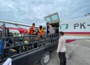 Dua Pesawat Bawa Bantuan Logistik Kapolri ke Distrik Agandugume dan Sinak
