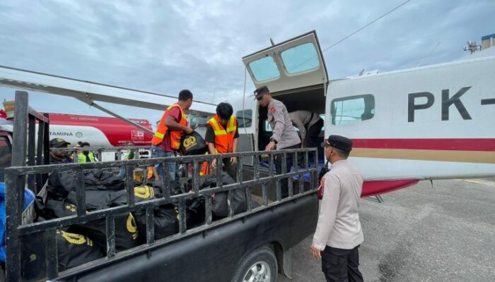 Dua Pesawat Bawa Bantuan Logistik Kapolri ke Distrik Agandugume dan Sinak