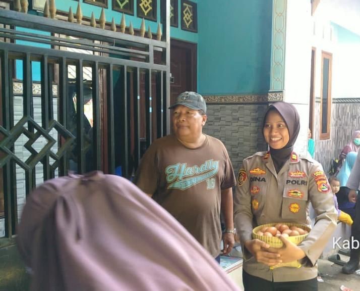 Program Jumat Berkah 1 Personil 1 Butir Telur yang gagasan Kapolsek Kediri, Iptu Dina Rizkiana, S.Tr.K., terus berlanjut