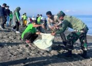 Koramil 1606-09/Ampenan dan Masyarakat Sekarbela Bersatu Bersihkan Pantai