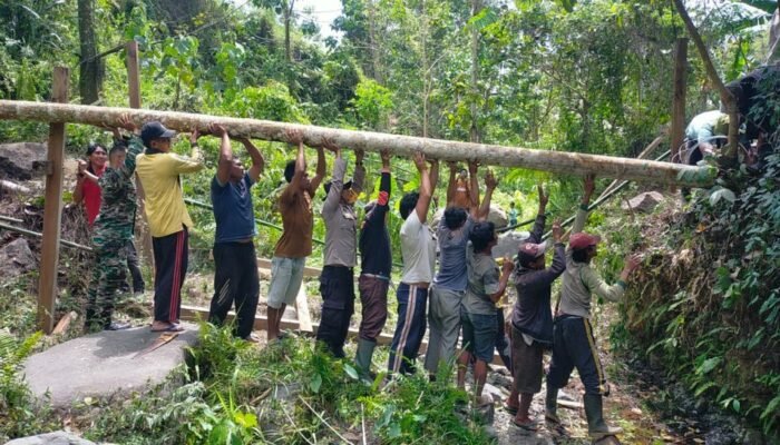 Gotong Royong Masyarakat Lombok Utara Bersama TNI-Polri Bangun Jembatan Menuju Sekolah: Semangat Kolaborasi untuk Pendidikan