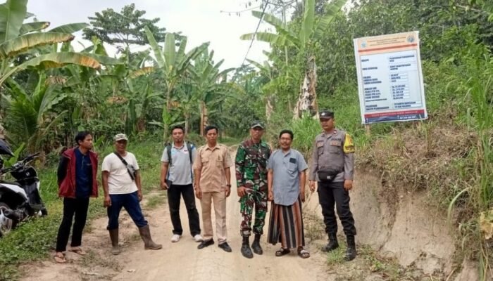 Kolaborasi Masyarakat, TNI-POLRI dan Pemerintah Desa, Proyek Perabatan Jalan Dusun Kuripan Siap Dimulai