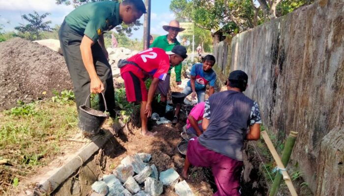 Kolaborasi Koramil 1606-08/Narmada dan Pemerintah Desa Langko: Perbaikan Saluran Irigasi Gotong Royong sebagai Wujud Tanggung Jawab Bersama