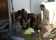 TNI-Polri dan Petugas Kesehatan Puskesmas Banyumulek Bergandengan Tangan, Lakukan Penaburan Serbuk Abate untuk Cegah Wabah DBD di Lombok Barat