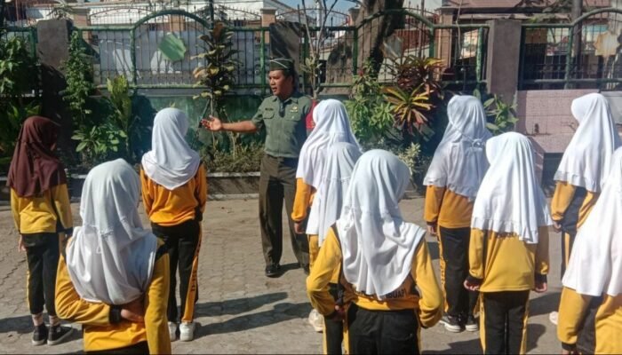 Generasi Muda Lombok Barat Dibekali Cinta Tanah Air melalui Program Babinsa Masuk Pesantren/Sekolah
