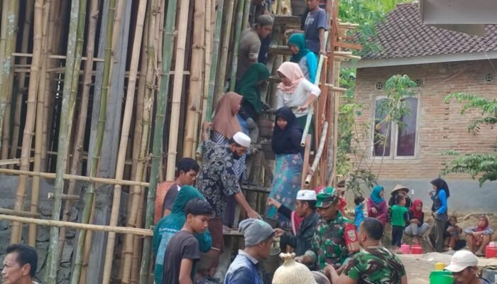 Masyarakat Desa Cendi Maik dan TNI Koramil 1606-06/Sekotong Bersatu dalam Semangat Gotong Royong Pengecoran Masjid NUR INSAN
