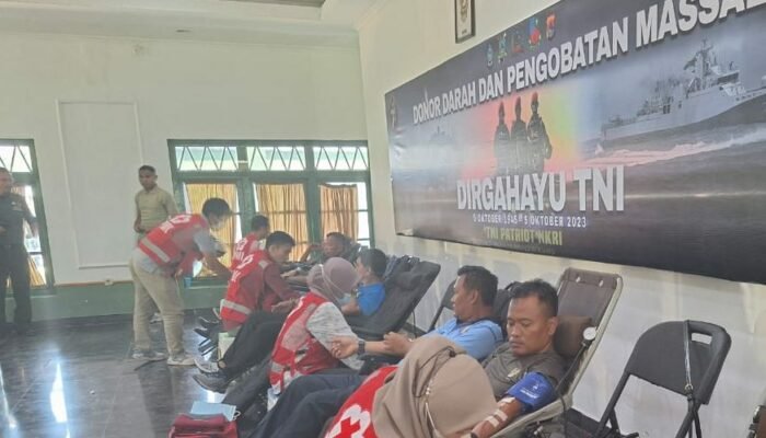 Dandim 1606 Mataram Donor Darah Bersama Masyarakat dalam Peringatan HUT TNI ke-78