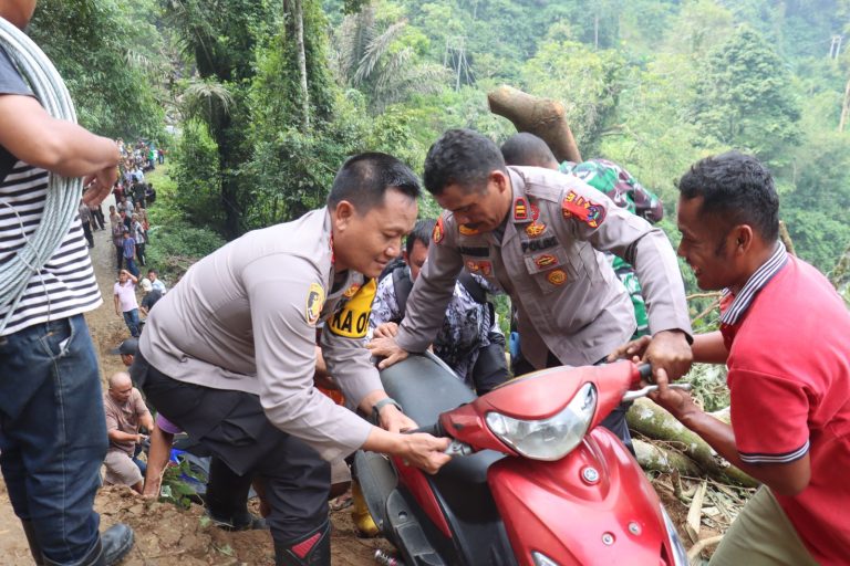 Akses Jalan Talu Menuju Simpang Empat Terputus Akibat Tanah Longsor