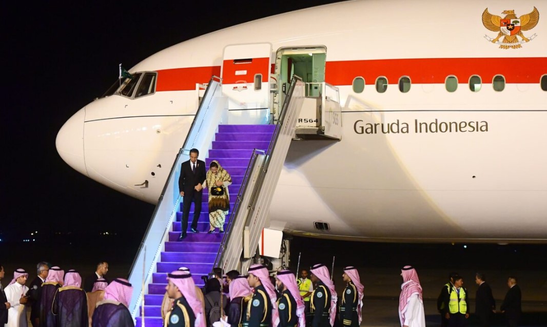 Presiden Jokowi dan Ibu Iriana Tiba di Arab Saudi untuk Hadiri KTT ASEAN-GCC