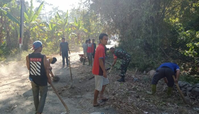 Gotong Royong Desa Selelos: Babinsa dan Warga, Semangat Bersama Ciptakan Lingkungan Bersih dan Nyaman