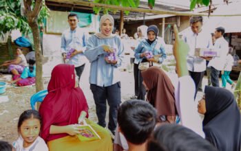 Hari Pertama Kampanye, Rannya Beri Susu dan Makan Gratis Untuk Warga Lombok