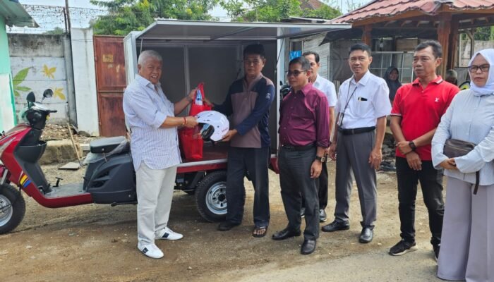 Rachmat Hidayat Beri Motor Roda Tiga untuk Disabilitas di Lembar