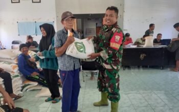 Babinsa Genggelang Amankan Pembagian Beras Bantuan, Warga: Terima Kasih TNI