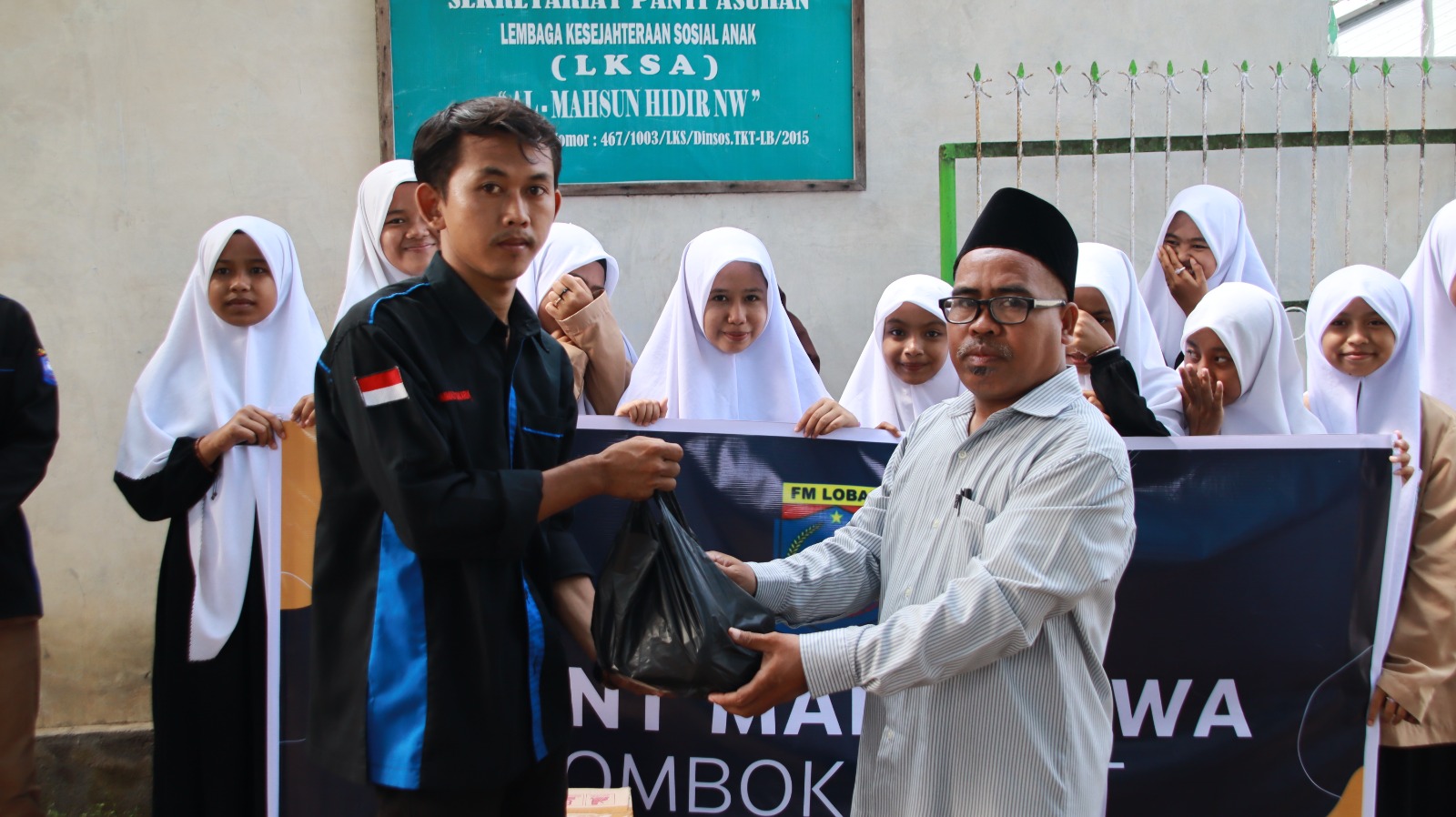 Front Mahasiswa Lombok Barat Berbagi, Berbakti di Tengah Kesulitan Masyarakat