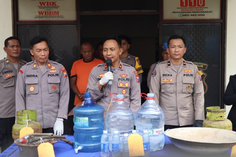 Kakek 61 Tahun di Malang Nekat Produksi Miras Ilegal, Terancam 15 Tahun Penjara