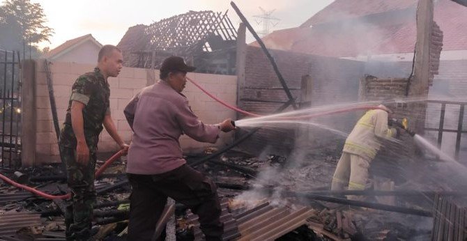Kebakaran Rumah di Besuk Kidul Dipadamkan Bhabinkamtibmas, Babinsa, Damkar dan Warga