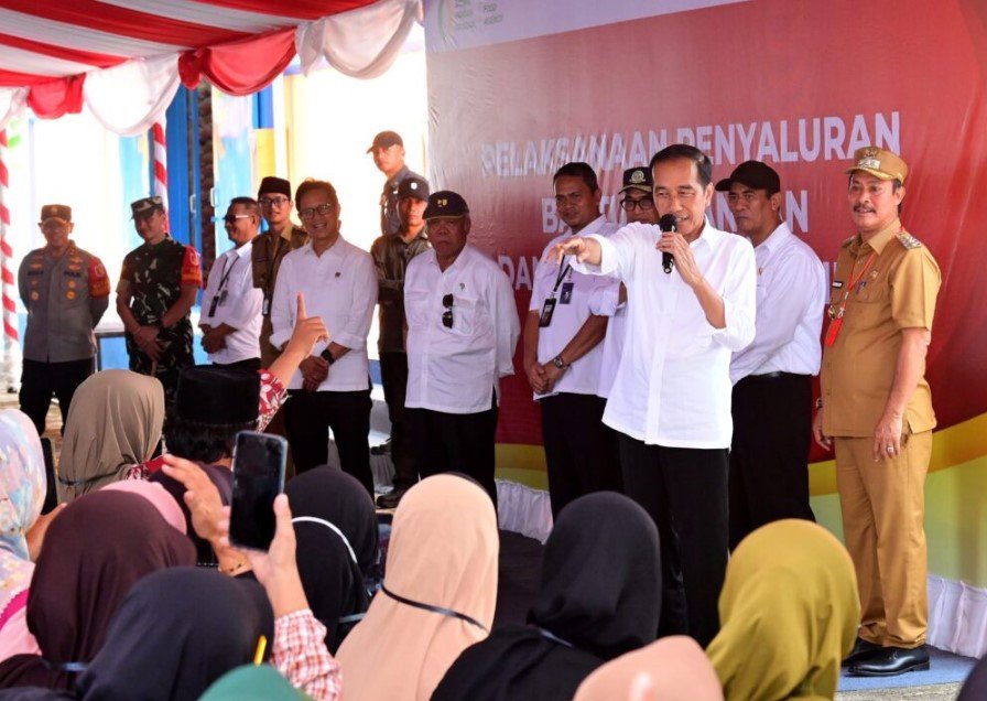 Presiden Jokowi Menyerahkan Bantuan Beras kepada Masyarakat di Tolitoli