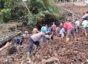 Tim Gabungan Tak Hentikan Cari Korban Longsor di Jalur Cikijing-Kuningan