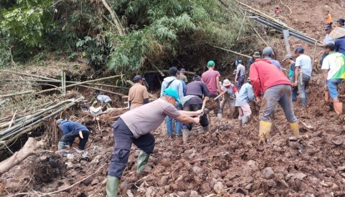 Tim Gabungan Tak Hentikan Cari Korban Longsor di Jalur Cikijing-Kuningan