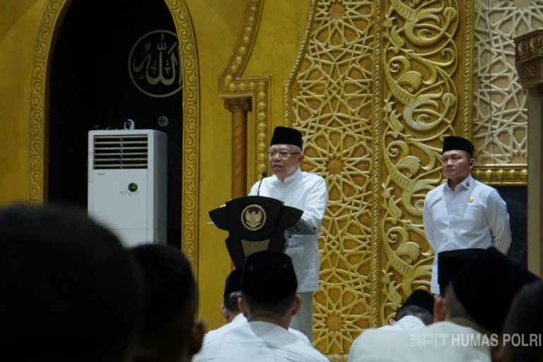 Wakil Presiden Ma'ruf Amin Menghadiri Sholat Tarawih di Masjid Raya Mujahidin Pontianak
