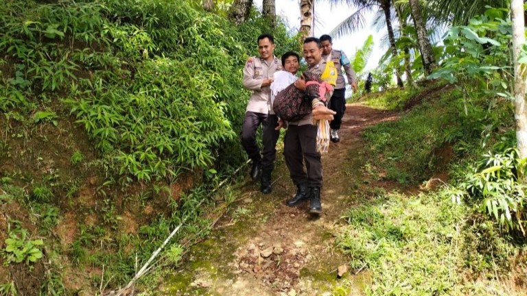 Polisi dan Tenaga Medis Sigap Redam Amukan ODGJ di Pacitan