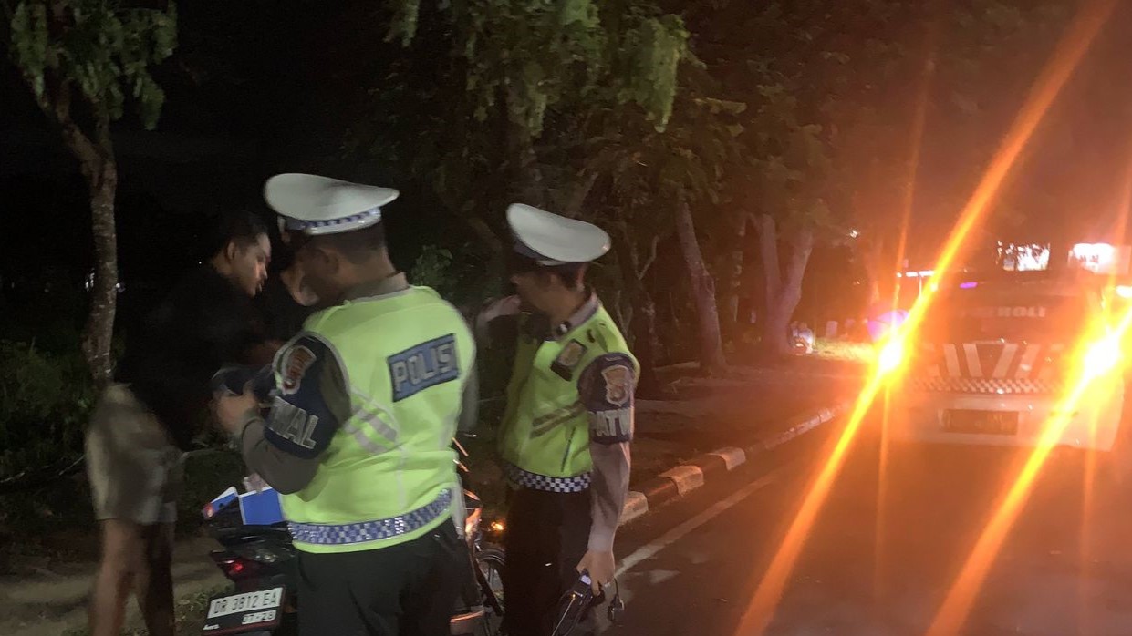 Patroli Malam Sat Lantas Polres Lombok Barat Ciptakan Kamseltibcar Lantas yang Kondusif