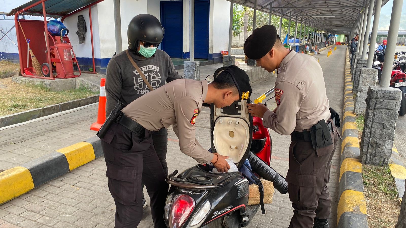 Pemeriksaan Ketat Penumpang Bus di Pelabuhan Lembar Menjelang World Water Forum Bali