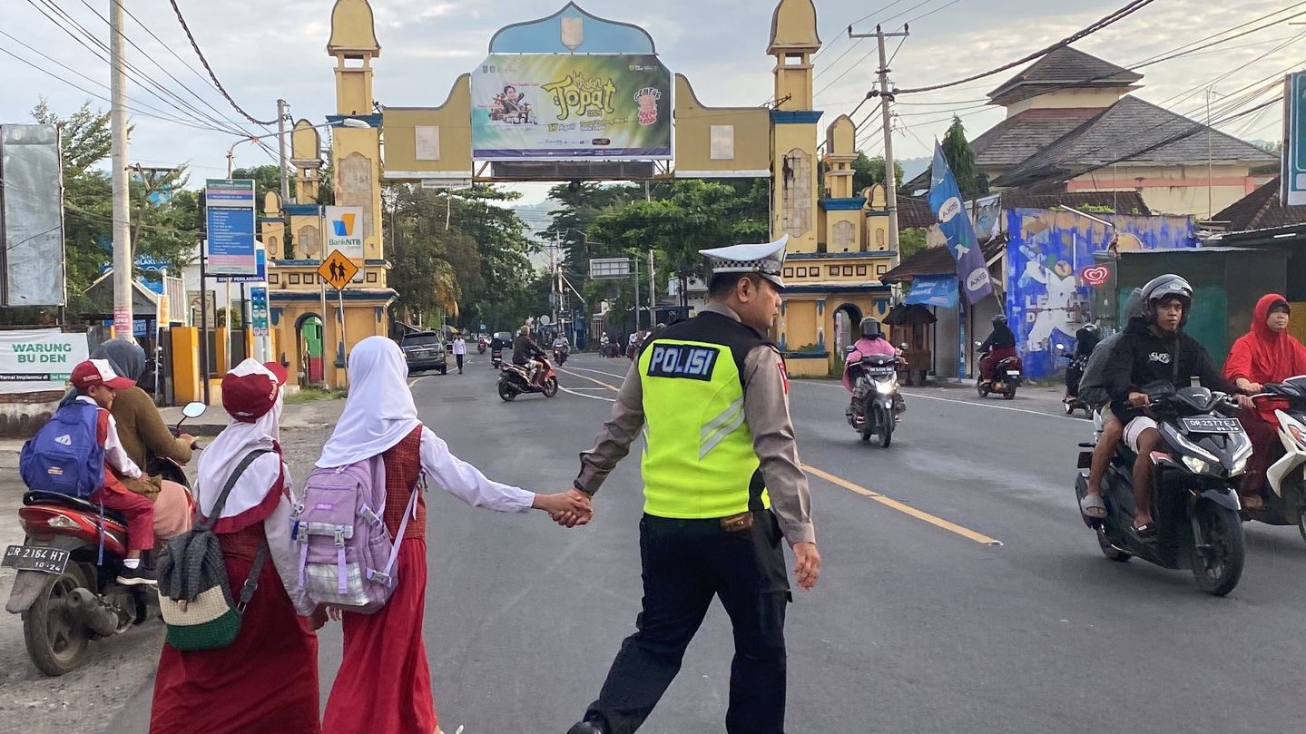 Polsek Batulayar Gelar Giat Rawan Pagi di Simpang 3 Montong