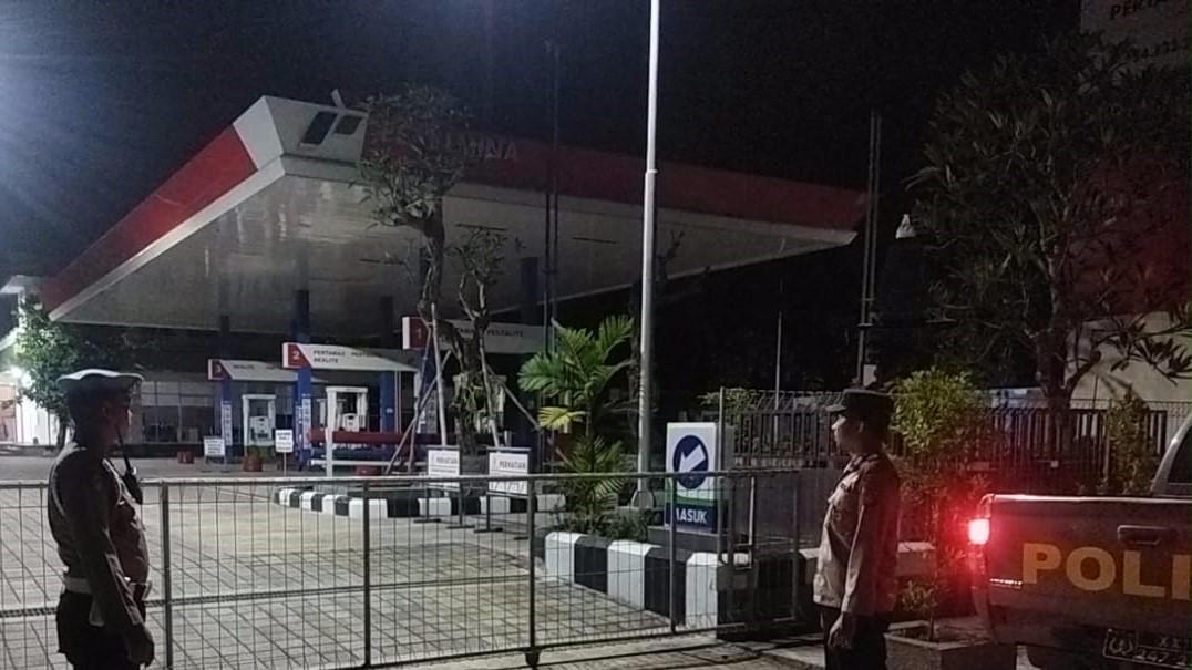 Polsek Lembar Patroli Malam, Pantau Keamanan SPBU dan Simpang Tiga Desa Eyat Mayang