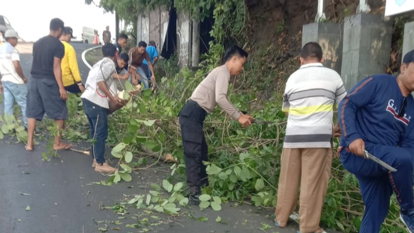 Semangat Gotong Royong di Desa Batulayar Barat